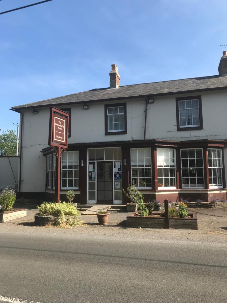 مبيت وإفطار Dinton  The Penruddocke Arms المظهر الخارجي الصورة